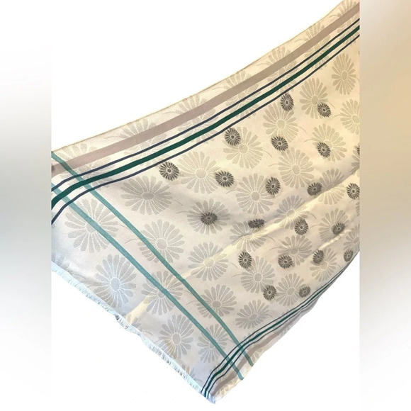 NWT - Ann Taylor - Shimmer Daisy Woven Scarf - Picture 5 of 9